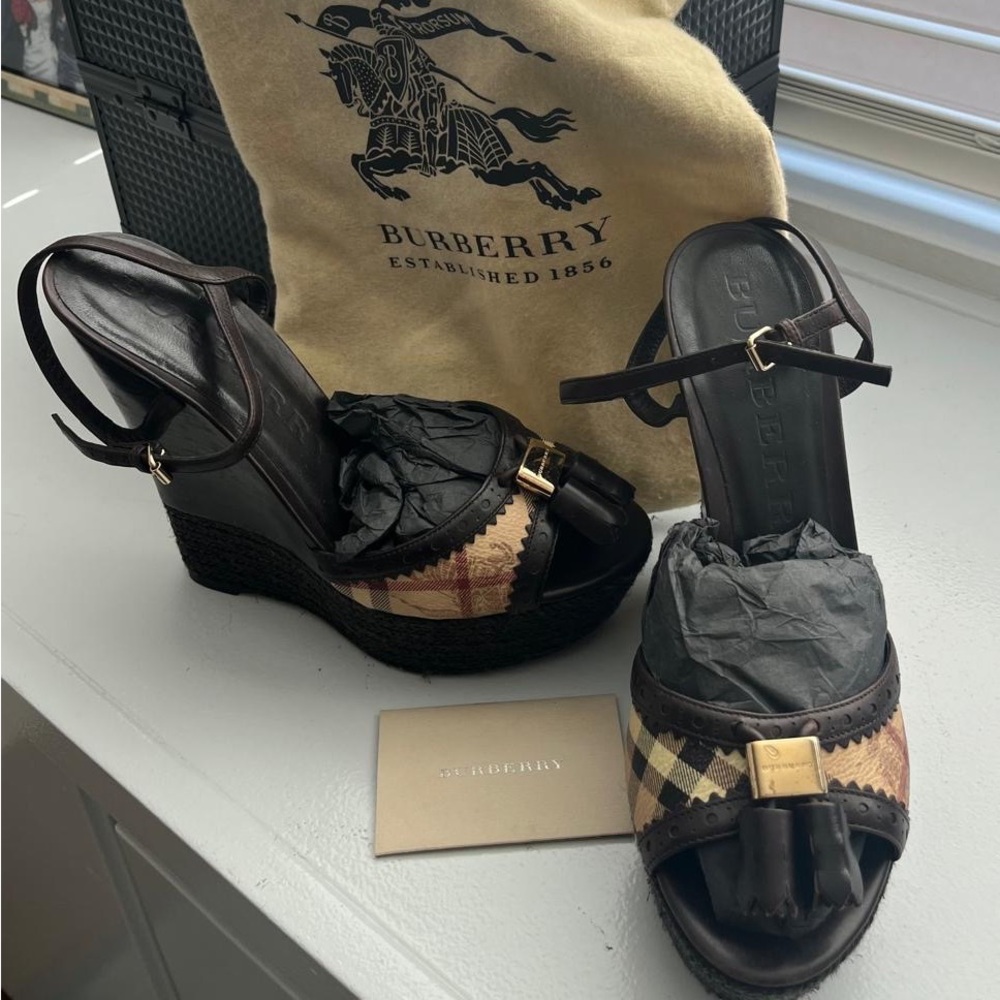 Burberry Wedges, the epitome of elegance. Perfect for any occasion. - Picture 2 of 7